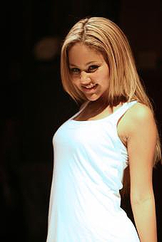 Der neue Stern am Pophimmel: Kat DeLuna. – Aufreizend und talentiert: Kat DeLuna.