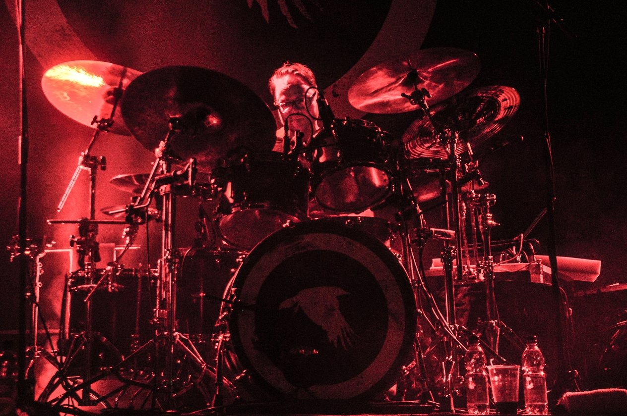Katatonia – "The Fallen Hearts Of Europe": Die Schweden zelebrieren den Beginn der tristen Jahreszeit. – … und Drummer Daniel Moilanen.