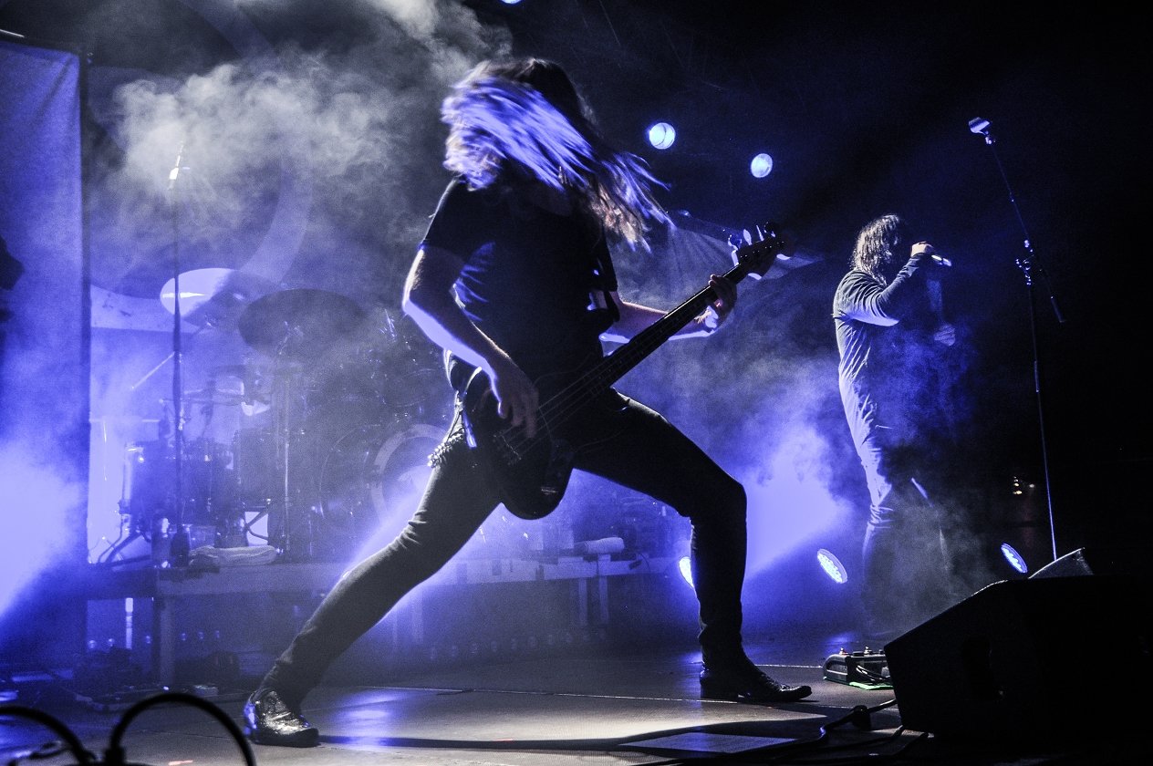 Katatonia – "The Fallen Hearts Of Europe": Die Schweden zelebrieren den Beginn der tristen Jahreszeit. – … und lässt sich von den düster-romantischen Kompositionen bezirzen.