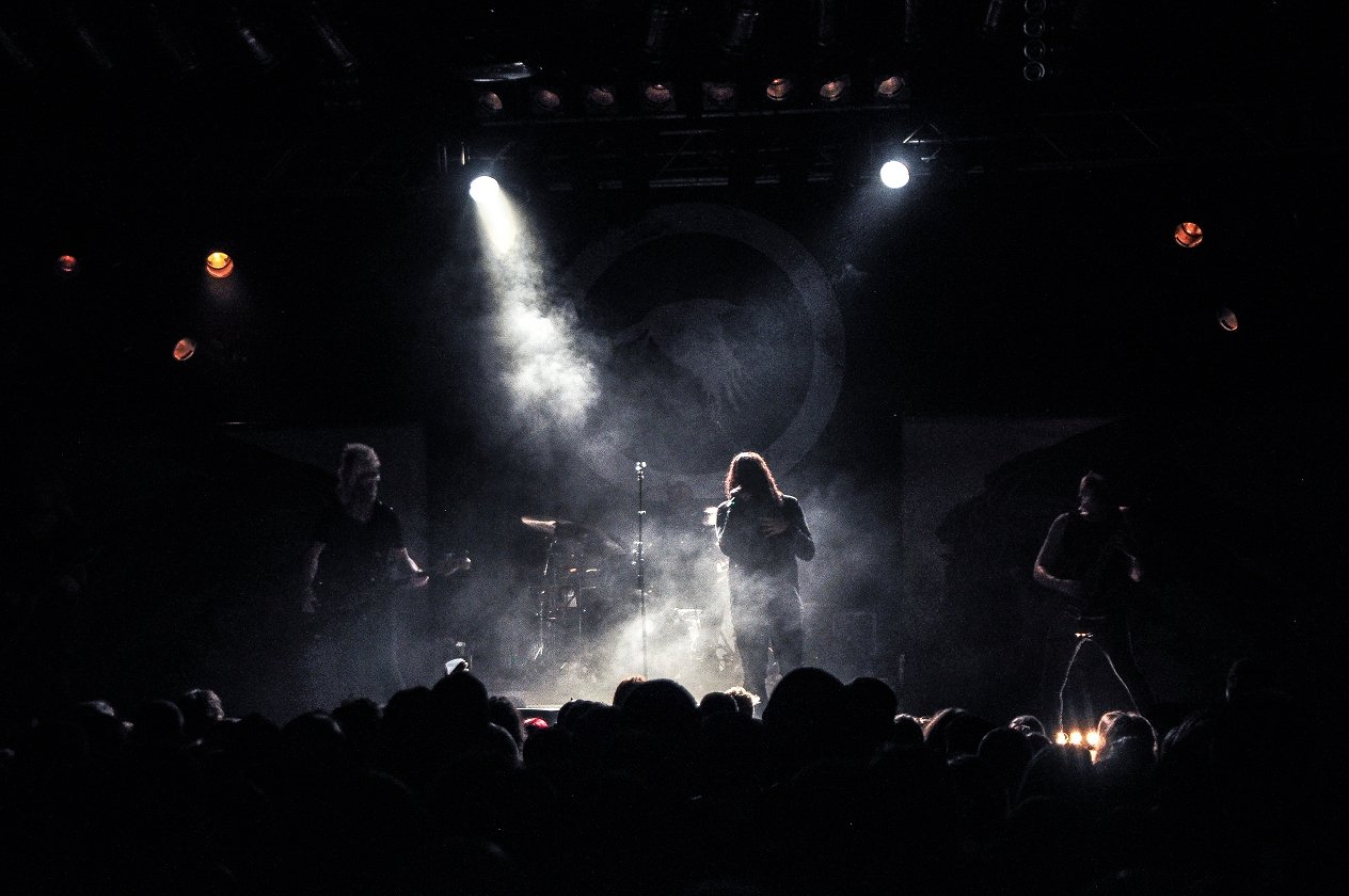 Katatonia – "The Fallen Hearts Of Europe": Die Schweden zelebrieren den Beginn der tristen Jahreszeit. – … die Release-Tour findet aber erst zur Jahreszeit der Tristesse statt.