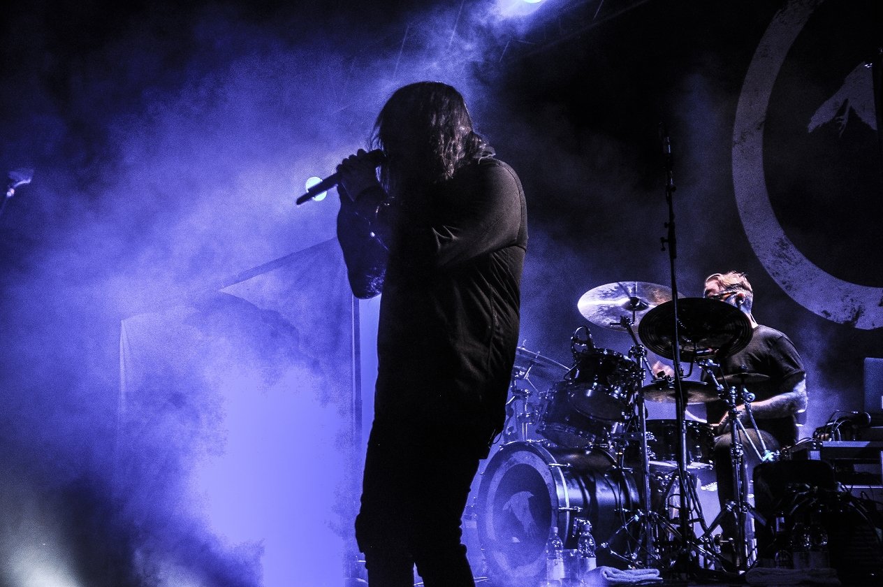 Katatonia – "The Fallen Hearts Of Europe": Die Schweden zelebrieren den Beginn der tristen Jahreszeit. – … und unterstützt den zunächst etwas schwächelnden Jonas Renkse am Gesang.