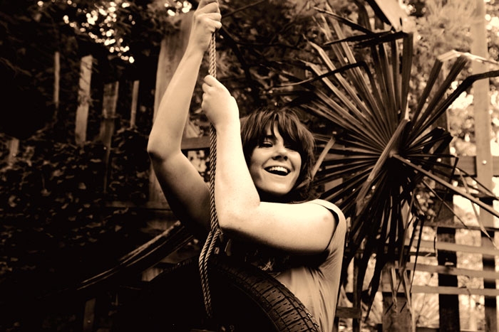 Der Shootingstar aus UK: Kate Nash. – Kate baumelt am Seil.
