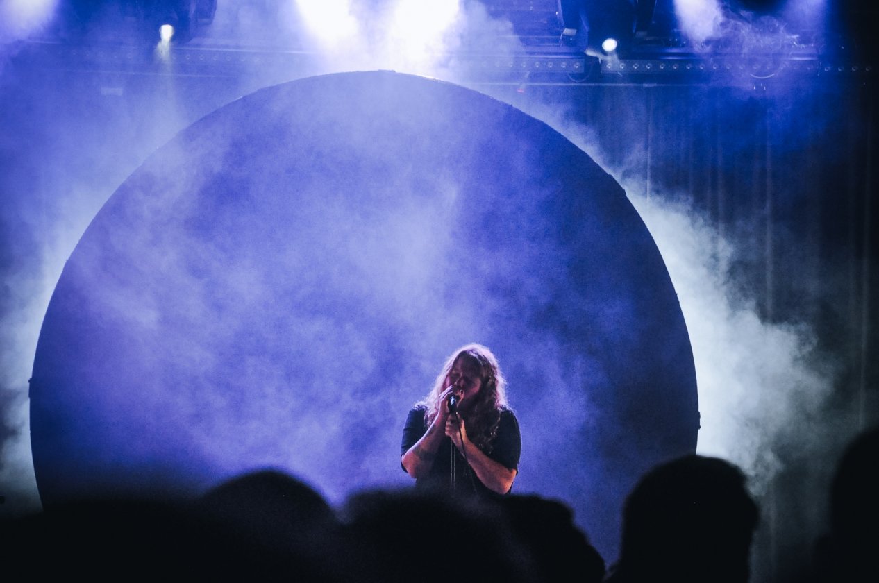 Kate Tempest – Erzählt uns von Traps und Lessons: ein politischer Abend in Köln. – Zwei Frauen, ein Backdrop.