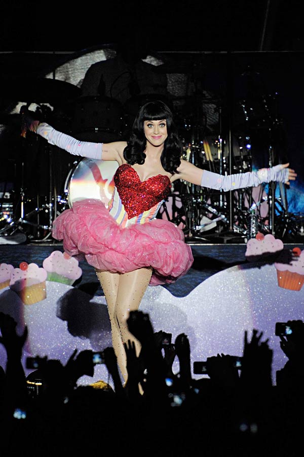 Katy Perry – Ein zuckersüßer Albtraum aus pinker Deko und altbekannten Hits – Ein bisschen mit den Armen wedeln...