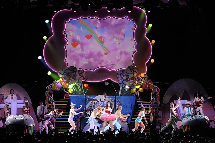 Katy Perry – Ein zuckersüßer Albtraum aus pinker Deko und altbekannten Hits – Vor zwei Jahren bot Katy echte Livequalitäten, jetzt versinkt sie in einem Albtraum aus Deko