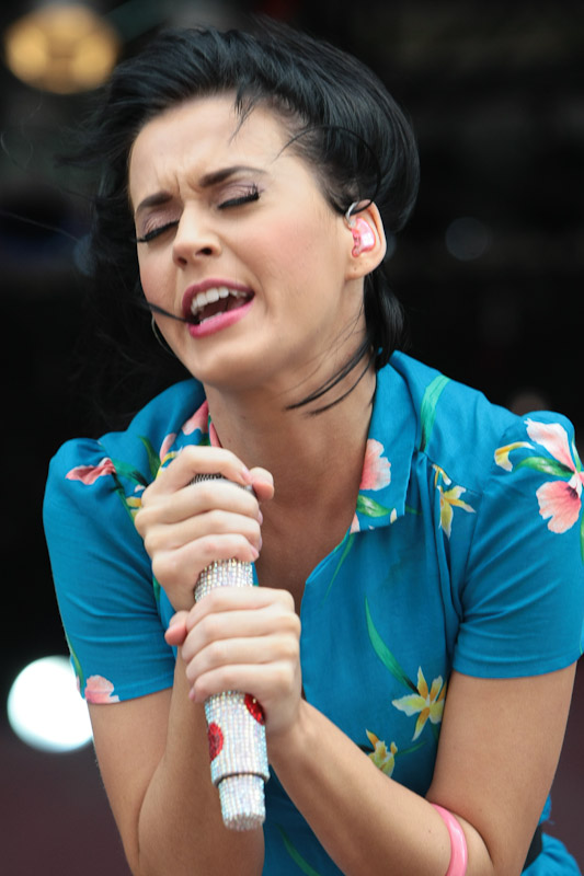 Katy Perry – Sextoys zur Begrüßung. Katy was not amused, lieferte aber trotzig eine Spitzenshow. – 
