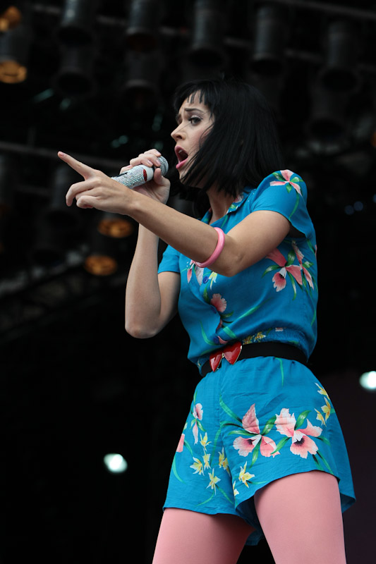 Katy Perry – Sextoys zur Begrüßung. Katy was not amused, lieferte aber trotzig eine Spitzenshow. – 