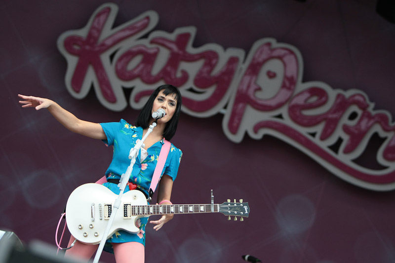 Katy Perry – Sextoys zur Begrüßung. Katy was not amused, lieferte aber trotzig eine Spitzenshow. – 
