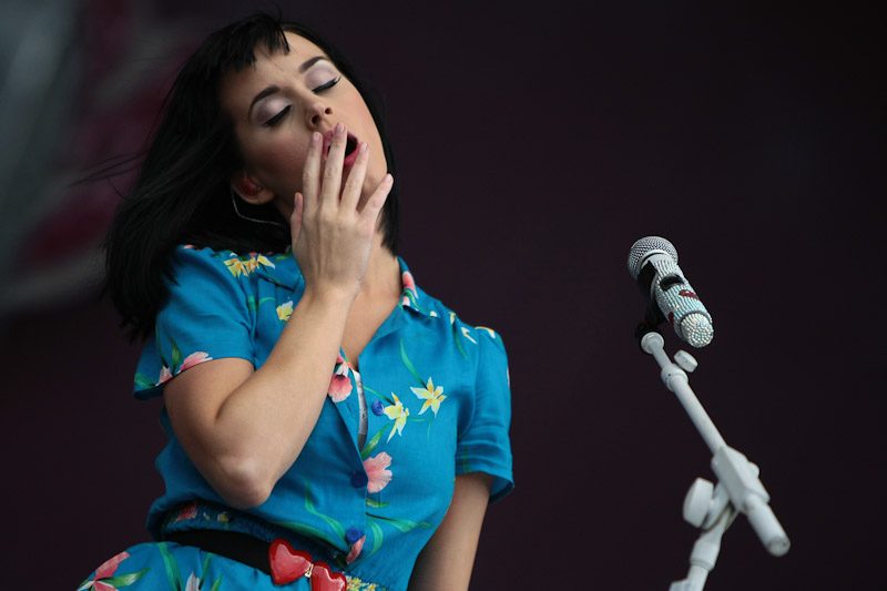 Katy Perry – Sextoys zur Begrüßung. Katy was not amused, lieferte aber trotzig eine Spitzenshow. – 