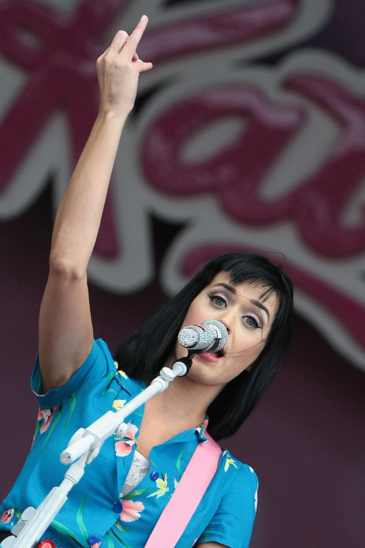 Katy Perry – Sextoys zur Begrüßung. Katy was not amused, lieferte aber trotzig eine Spitzenshow. – 