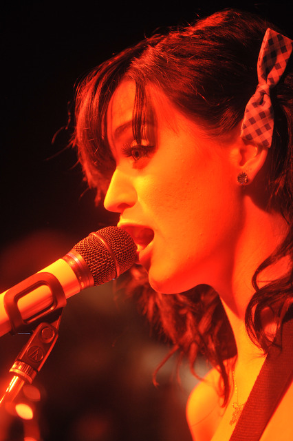 Katy Perry – Die Mädchenküsserin live in der Werkstatt Köln 2008. – punktgenaue Inszenierung ...