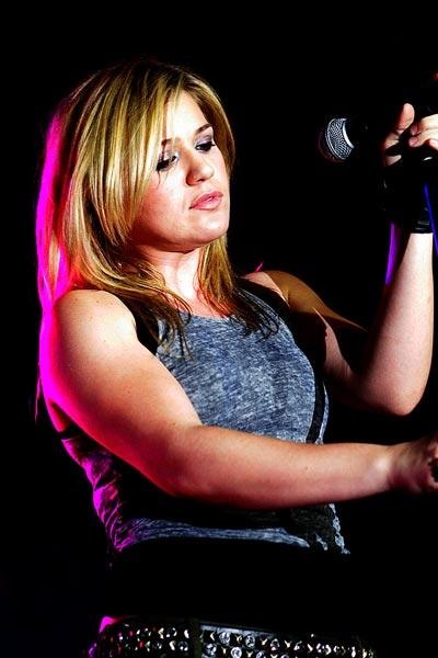 Kelly Clarkson – Die Amercian Idol-Gewinnerin gibt die Rockröhre. – 