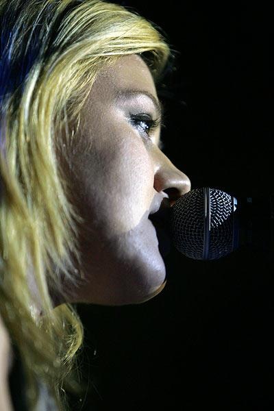 Kelly Clarkson – Die Amercian Idol-Gewinnerin gibt die Rockröhre. – 