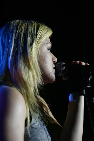 Kelly Clarkson – Die Amercian Idol-Gewinnerin gibt die Rockröhre. – 