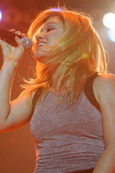 Kelly Clarkson – Die Amercian Idol-Gewinnerin gibt die Rockröhre. – 