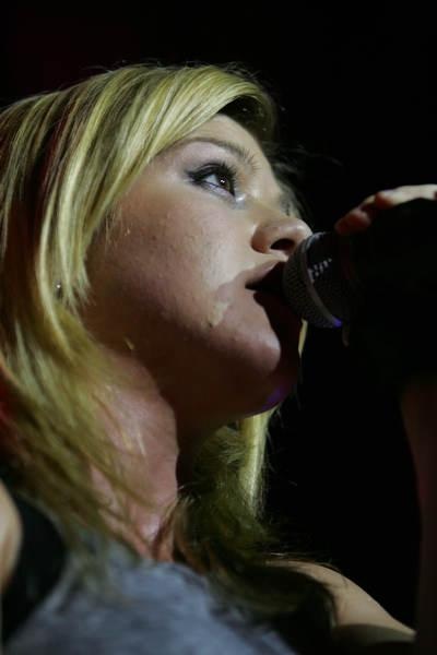 Kelly Clarkson – Die Amercian Idol-Gewinnerin gibt die Rockröhre. – 
