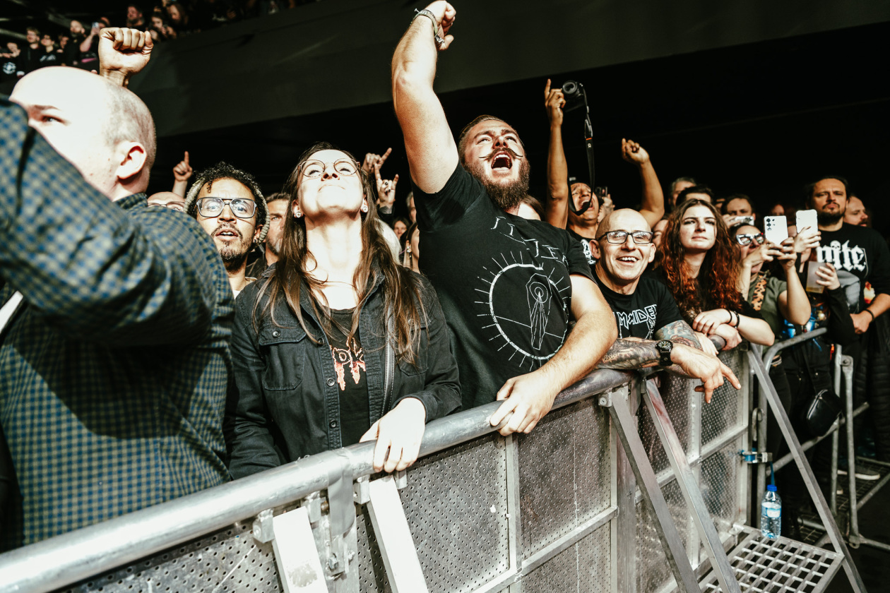 Killswitch Engage – Metalcore-Madness aus sen Staaten: Die Halle bebt. – Fans.