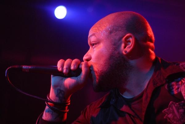 Killswitch Engage – Mit fetter Lichtshow unterwegs im Rohstofflager – 