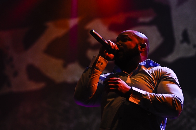 Killswitch Engage – Eine der wichtigsten Metalcore-Bands gibt sich die Ehre. – Sänger Howard Jones war trotz spärlicher Ausleuchtung ...