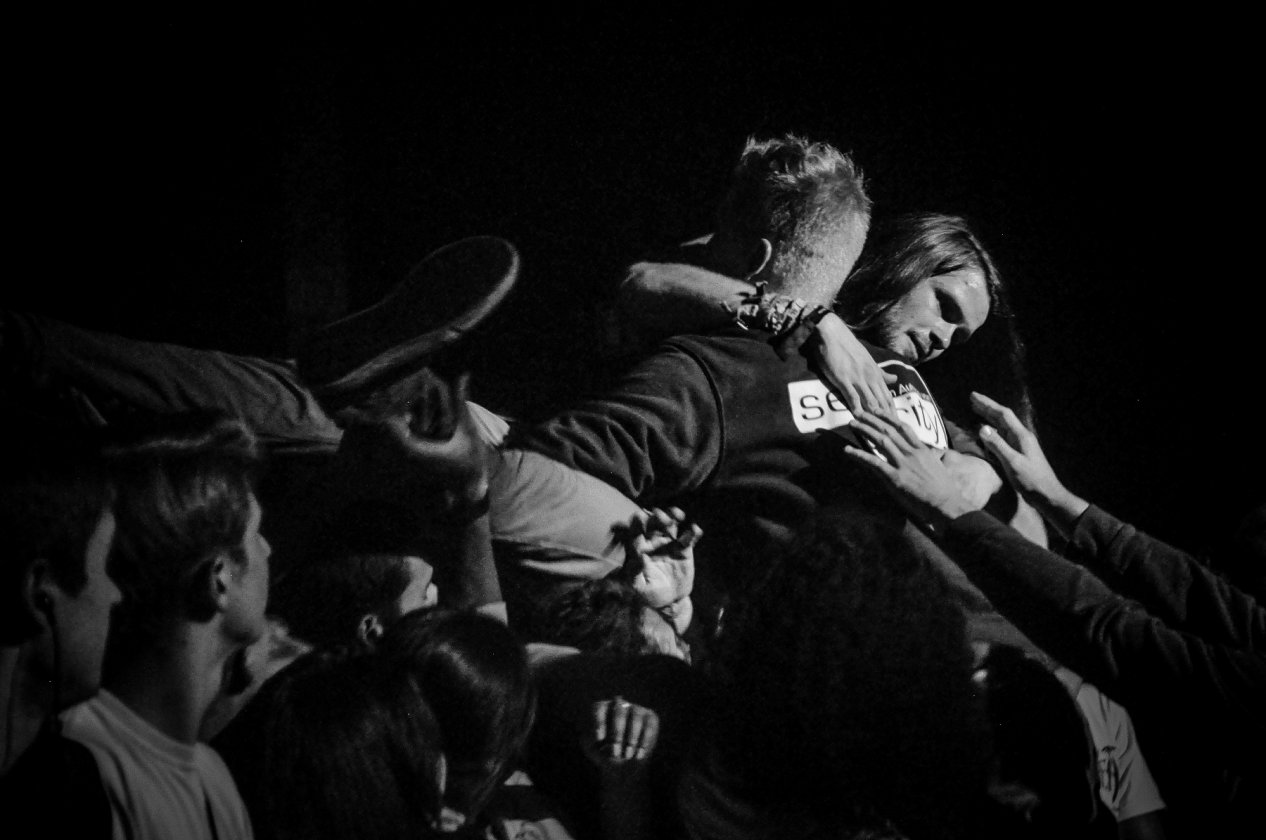 King Gizzard & The Lizard Wizard – Der König in Köln: live und zum Anfassen. – Crowdsurfer arriving.