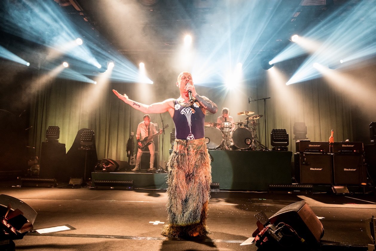 Knorkator – Stumpen, Alf Ator, Buzz Dee, Rajko Gohlke und  	Nick Aragua live im Kiez. – ... C-Halle.