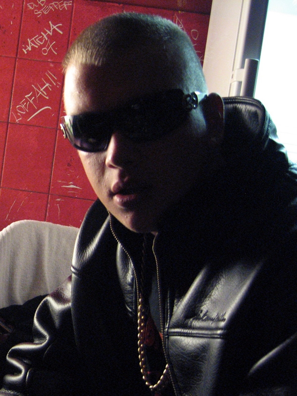 Kollegah auf der Bühne und backstage. – 
