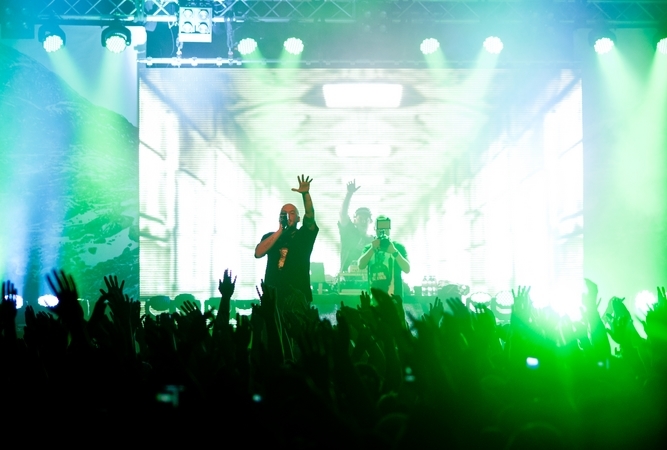 Kool Savas im Zürcher X-Tra, Januar 2012. – Kool Savas und DJ Sir Jai vor mächtiger Kulisse.