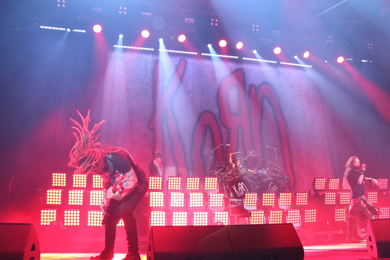 Jonathan Davis und Co. hatten in der Hauptstadt Heaven Shall Burn im Gepäck. – Korn.