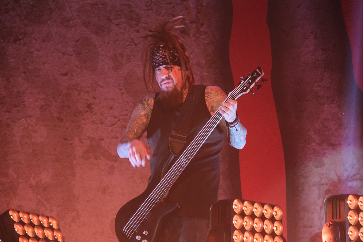 Korn – Jonathan Davis und Co. hatten in der Hauptstadt Heaven Shall Burn im Gepäck. – Fieldy am Bass.