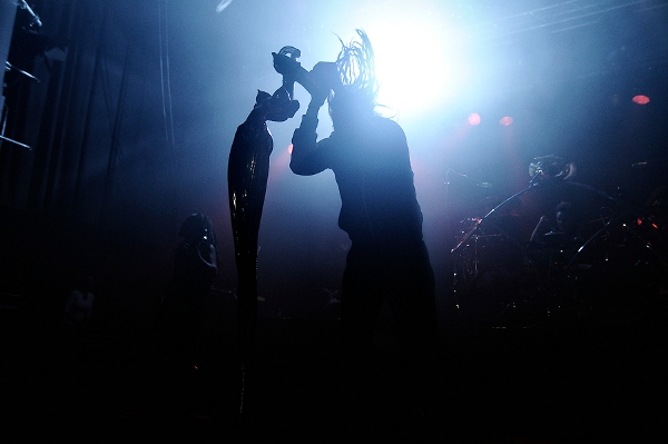 Korn samt Giger-Ständer. – Jonathan Davis.