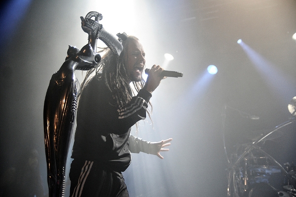 Korn samt Giger-Ständer. – Jonathan Davis.