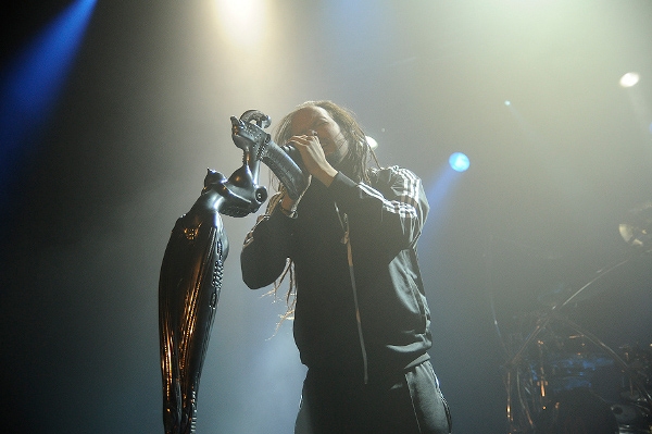 Korn samt Giger-Ständer. – Jonathan Davis.
