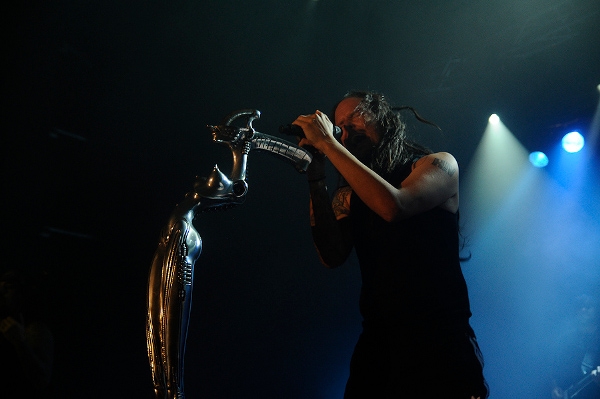 Korn samt Giger-Ständer. – Jonathan Davis.