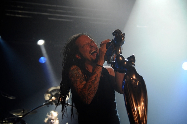 Korn samt Giger-Ständer. – Jonathan Davis.