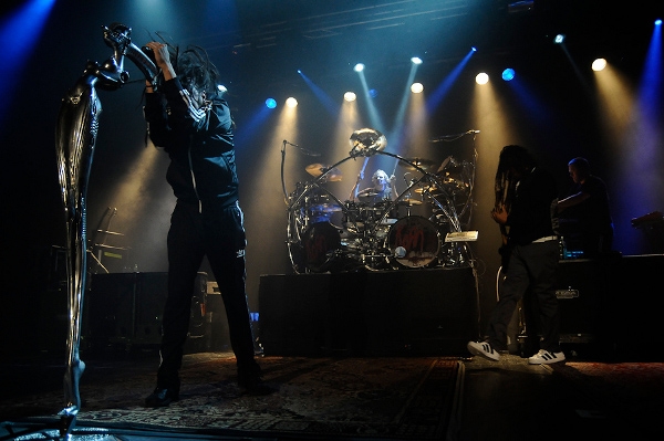 Korn samt Giger-Ständer. – Korn mit neuem Drummer.
