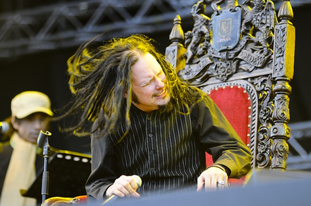 Korn – Jonathan Davis als bunter Operettenkönig. – 