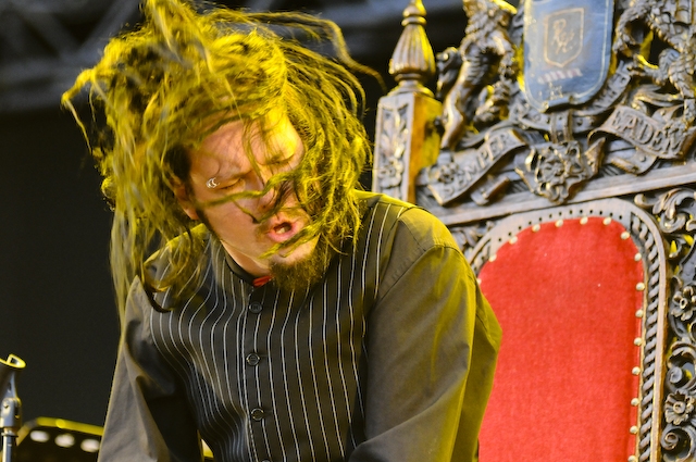 Korn – Jonathan Davis als bunter Operettenkönig. – 