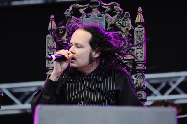Korn – Jonathan Davis als bunter Operettenkönig. – 