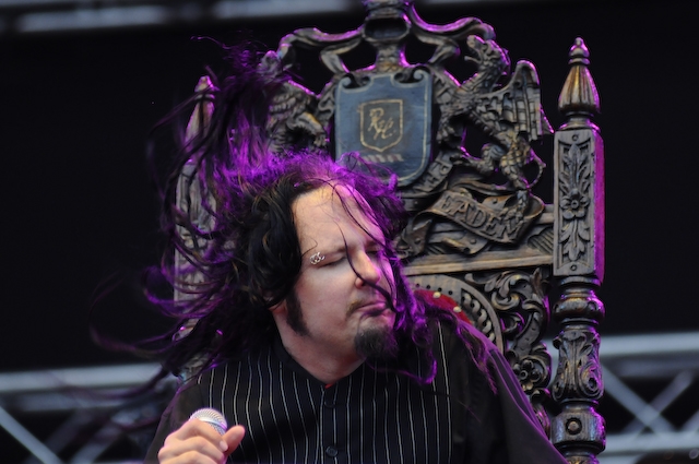 Korn – Jonathan Davis als bunter Operettenkönig. – 