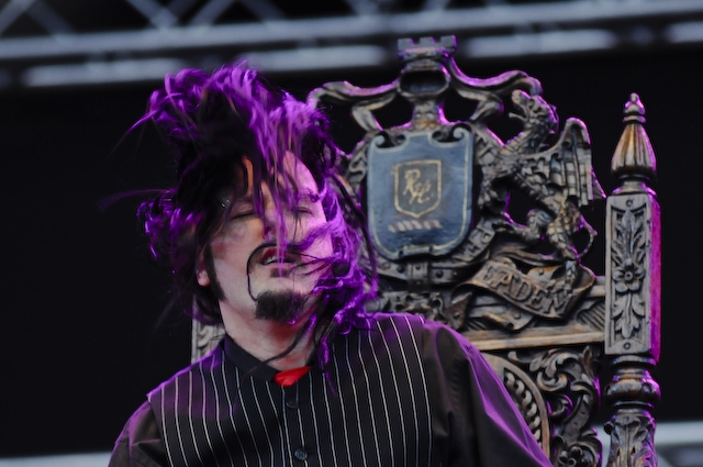Korn – Jonathan Davis als bunter Operettenkönig. – 