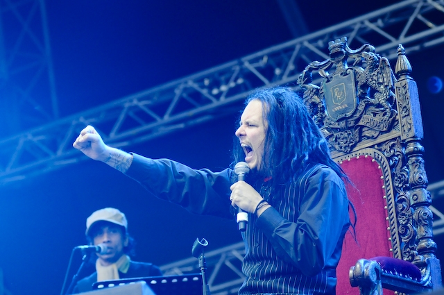 Korn – Jonathan Davis als bunter Operettenkönig. – 