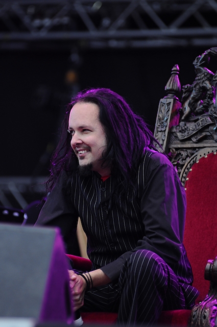 Korn – Jonathan Davis als bunter Operettenkönig. – 