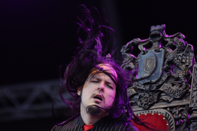 Korn – Jonathan Davis als bunter Operettenkönig. – 