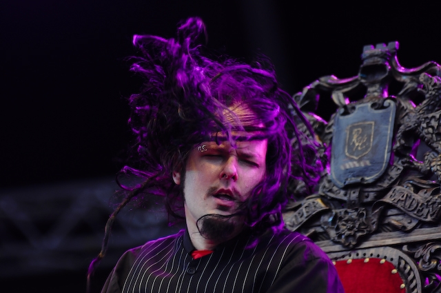 Korn – Jonathan Davis als bunter Operettenkönig. – 