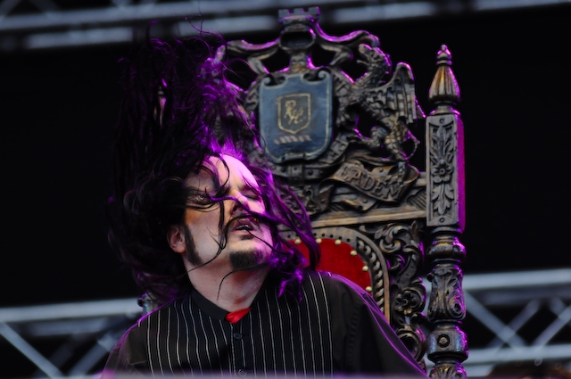 Korn – Jonathan Davis als bunter Operettenkönig. – 