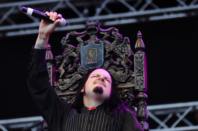 Korn – Jonathan Davis als bunter Operettenkönig. – 