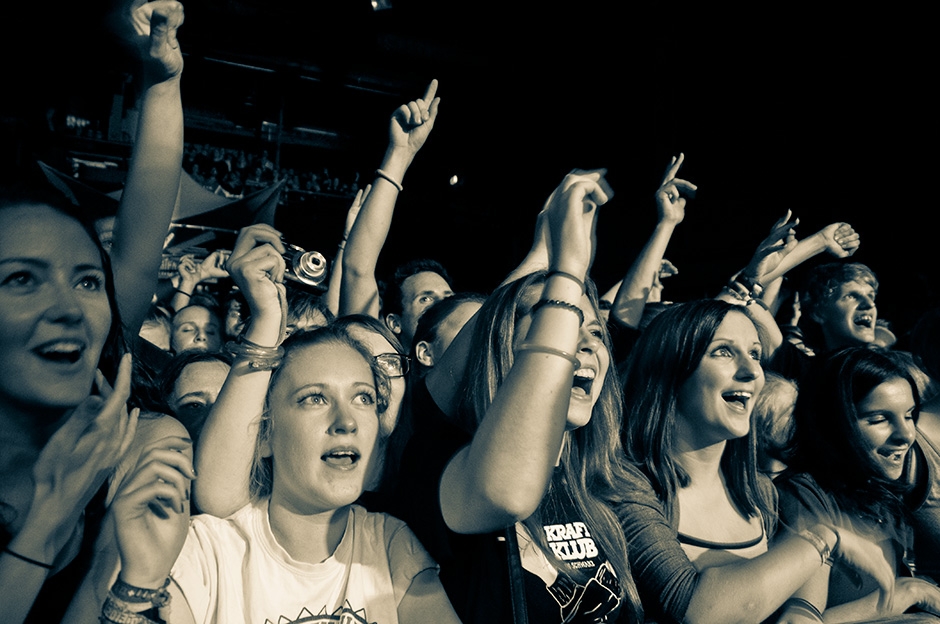Kraftklub – Diesen Herbst noch auf ausverkaufter Clubtour, kommendes Jahr dann in den großen Hallen. – Ganz schön textsichere Fans.