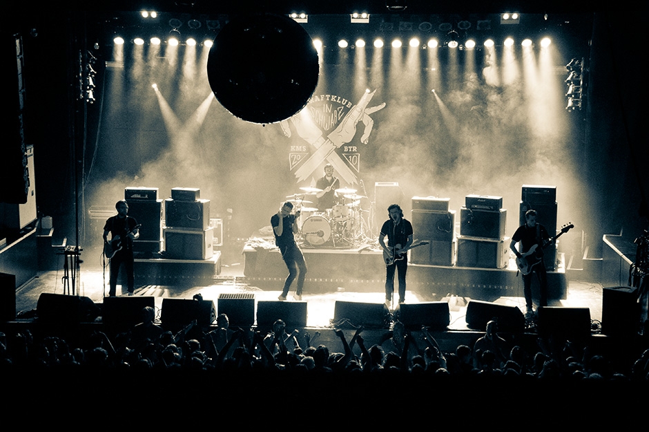 Kraftklub – Diesen Herbst noch auf ausverkaufter Clubtour, kommendes Jahr dann in den großen Hallen. – In schwarz on tour.