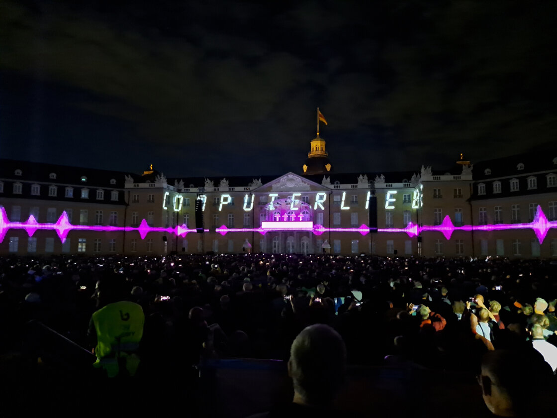 Spektakuläre Show vor dem Karlsruher Schloss beim einzigen Deutschland-Konzert in diesem Jahr. – Kraftwerk.