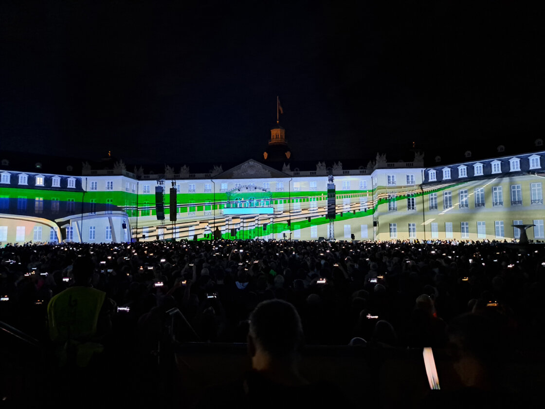 Spektakuläre Show vor dem Karlsruher Schloss beim einzigen Deutschland-Konzert in diesem Jahr. – Kraftwerk.